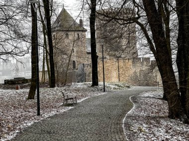 Bedzin 'de kale, Silezya, Polonya, Mart' ta kar yağışlı havada.