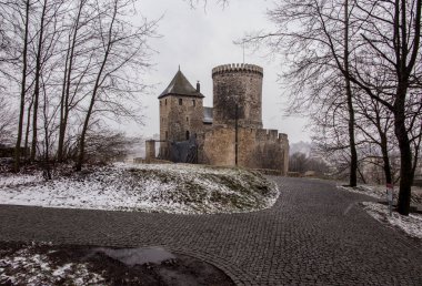 Bedzin 'de kale, Silezya, Polonya, Mart' ta kar yağışlı havada.