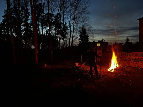 Brennende Äste Einem Lagerfeuer Mit Vielen Funken Abend Waldrand — Stockfoto