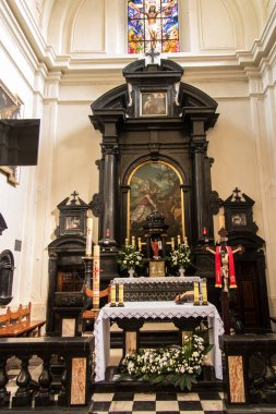 Czerna, Polonya, 21 Nisan 2023: Polonya 'nın Czerna kentindeki Carmelites tapınağındaki kiliseden ana sunağın ayrıntıları.