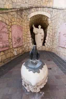 Czerna, Polonya 21 Nisan 2023: Czerna, Polonya 'daki Karmelitler Manastırı. Grotto peygamber Elijah figürü ve İncil 'deki hayatındaki sahneler..