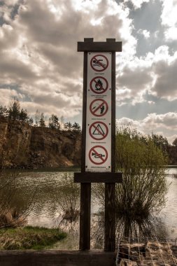 Yasak, tabela, tabela, dayak, banyo, balıkçılık, çadır kurma, şenlik ateşi,