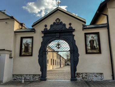 Czerna, Poand 'daki yerinden edilen Carmelite Manastırı - Polonya' nın daha küçük Voyvoda 'sındaki Czerna köyündeki bir erkek Karmelit manastırı; çifte sığınak: Scapular ve St. Rafal Kalinowski Leydimiz.