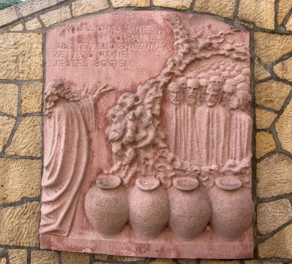 2023年 2023年 4月21日ポーランド クゼルナにおけるカルメル会の解体修道院 預言者エリヤと彼の人生からの聖書のシーンの図と洞窟 — ストック写真