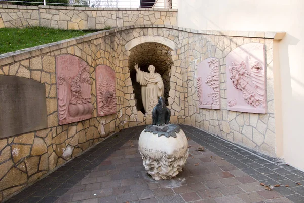 Czerna Poland April 2023 Monastery Discalced Carmelites Czerna Poland 与先知以利亚的形象和他生活中的圣经场景的石窟 — 图库照片