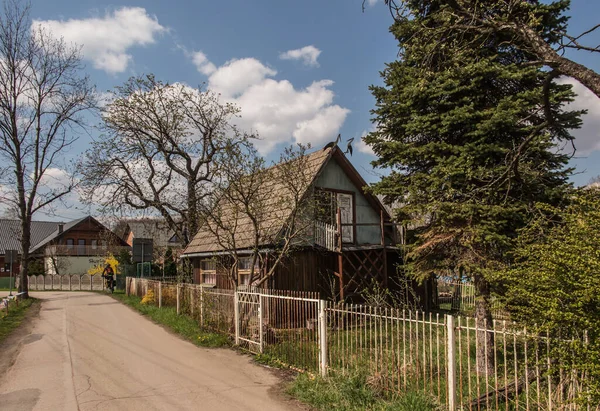ポーランドのクラクフ近郊のルドノ村にある非常に小さな古い木造住宅 — ストック写真