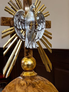 Kalety, Polonya, 13 Mayıs 2023: Polonya 'nın Kalety Miotek kentindeki St. Francis kilisesindeki vaftiz fontunda Kutsal Ruh' u sembolize eden güvercin.