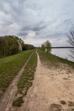 Polonya 'nın Swierklaniec kentindeki Kozlowa Gora su deposunun toprak yolu.