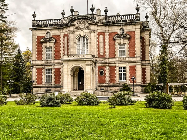 Eski Knight Palace Şimdi Polonya Nın Swierklaniec Kentindeki Bir Parkta — Stok fotoğraf