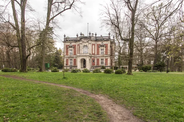 Eski Knight Palace Şimdi Polonya Nın Swierklaniec Kentindeki Bir Parkta — Stok fotoğraf