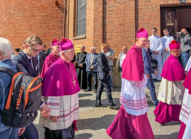 Piekary Slaskie, Polonya, 28 Mayıs 2023: Erkek ve gençlerin Mary Piekarska 'ya haccı. Katowice Başpiskoposu Adrian Galbas çocukları kutsadı ve beşlik çaktı.