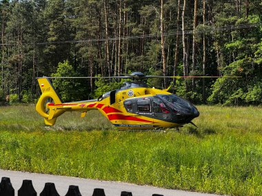 Kalety, Polonya, 5 Haziran 2023: Yükseklikten düşme sonucu yaralanan kişiye ambulans helikopteri yardım etti.