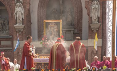 Piekary Slaskie, Polonya, 28 Mayıs 2023: Erkek ve gençlerin Mary Piekarska 'ya haccı. Calvary Hill 'deki ayine Kardinal Kazimierz Nycz başkanlık ediyor ve Kardinal Stanislaw Dziwisz ve diğer başpiskoposlar, piskoposlar ve rahipler tarafından kutlanıyor..