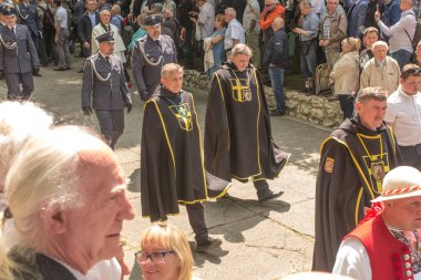Piekary Slaskie, Polonya, 28 Mayıs 2023: Erkek ve gençlerin Mary Piekarska 'ya haccı. Resmi heyetler, davetliler, bayrak taşıyıcılar..