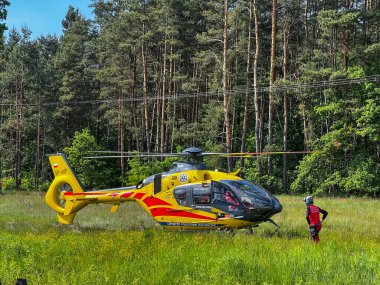 Kalety, Polonya, 5 Haziran 2023: Yükseklikten düşme sonucu yaralanan kişiye ambulans helikopteri yardım etti.