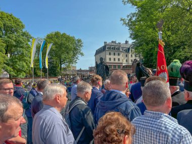 Piekary Slaskie, Polonya, 28 Mayıs 2023: Erkek ve gençlerin Mary Piekarska 'ya haccı. Aziz John Paul heykelinin etrafındaki adamlar..