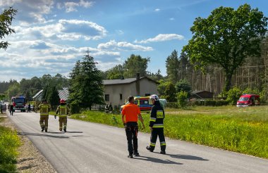Kalety, Polonya, 5 Haziran 2023: Yükseklikten düşme sonucu yaralanan bir insana yardım etmek için bir ambulans helikopteri indirmek üzere itfaiye binasının oradaki bölgeyi güvenlik altına almak.