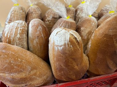 Izgara sosise ilave olarak bir kilise festivalinde ekmek hazırlandı.