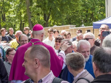 Piekary Slaskie, Polonya, 28 Mayıs 2023: Erkek ve gençlerin Mary Piekarska 'ya haccı. Katowice Başpiskoposu Adrian Galbas çocukları kutsadı ve beşlik çaktı.