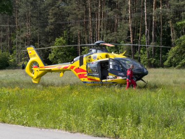 Kalety, Polonya, 5 Haziran 2023: Yükseklikten düşme sonucu yaralanan kişiye ambulans helikopteri yardım etti.