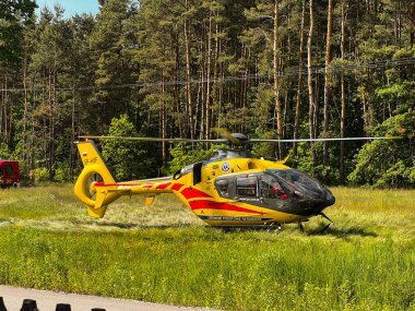 Kalety, Polonya, 5 Haziran 2023: Yükseklikten düşme sonucu yaralanan kişiye ambulans helikopteri yardım etti.