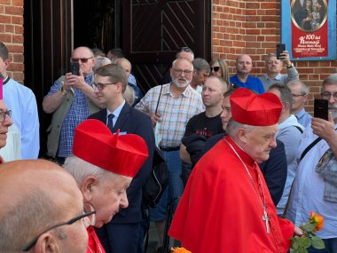 Piekary Slaskie, Polonya, 28 Mayıs 2023: Erkek ve gençlerin Mary Piekarska 'ya haccı. Varşova 'dan Kardinal Kazimierz Nycz ve Krakow' dan Stanislaw Dziwisz hacılar arasında dolaşıyorlar.