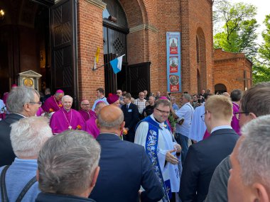 Piekary Slaskie, Polonya, 28 Mayıs 2023: Erkek ve gençlerin Mary Piekarska 'ya haccı. Varşova 'dan Kardinal Kazimierz Nycz ve Krakow' dan Stanislaw Dziwisz hacılar arasında dolaşıyorlar.