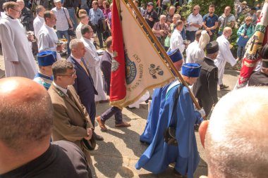 Piekary Slaskie, Polonya, 28 Mayıs 2023: Erkek ve gençlerin Mary Piekarska 'ya haccı. Resmi heyetler, davetliler, bayrak taşıyıcılar, politikacılar.