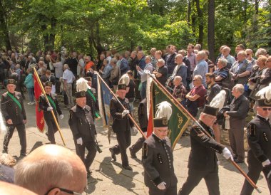 Piekary Slaskie, Polonya, 28 Mayıs 2023: Erkek ve gençlerin Mary Piekarska 'ya haccı. Resmi heyetler, davetliler, bayrak taşıyıcılar, politikacılar.