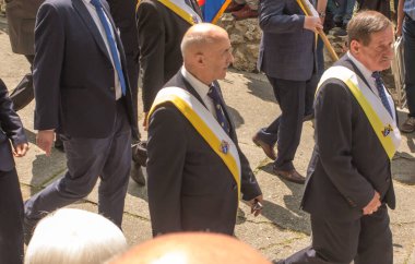 Piekary Slaskie, Polonya, 28 Mayıs 2023: Erkek ve gençlerin Mary Piekarska 'ya haccı. Resmi heyetler, davetliler, bayrak taşıyıcılar, politikacılar.