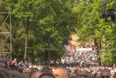 Piekary Slaskie, Polonya, 28 Mayıs 2023: Erkek ve gençlerin Mary Piekarska 'ya haccı. Katılımcı bir grup hacı.