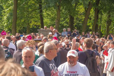 Piekary Slaskie, Polonya, 28 Mayıs 2023: Erkek ve gençlerin Mary Piekarska 'ya haccı. Katılımcı bir grup hacı.