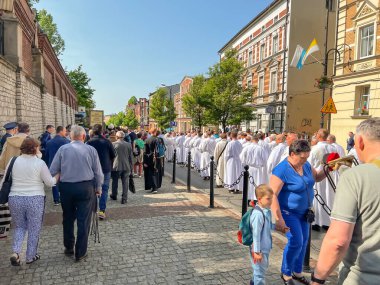 Piekary Slaskie, Polonya, 28 Mayıs 2023: Erkek ve gençlerin Mary Piekarska 'ya haccı. Kutsal Komünyon 'un bir grup olağanüstü bakanı ve ev sahipleri için kutuları var..