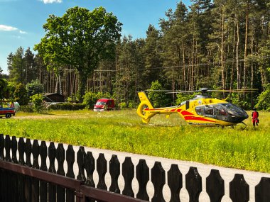 Kalety, Polonya, 5 Haziran 2023: Yükseklikten düşme sonucu yaralanan kişiye ambulans helikopteri yardım etti.