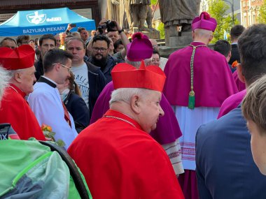 Piekary Slaskie, Polonya, 28 Mayıs 2023: Erkek ve gençlerin Mary Piekarska 'ya haccı. Varşova 'dan Kardinal Kazimierz Nycz ve Krakow' dan Stanislaw Dziwisz hacılar arasında dolaşıyorlar.