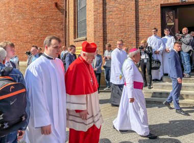 Piekary Slaskie, Polonya, 28 Mayıs 2023: Erkek ve gençlerin Mary Piekarska 'ya haccı. Kardinal Kazimierz Nycz, Varşova Metropolitanı, hacılar arasında yürüyor..