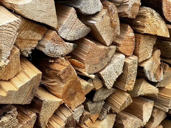 Siekiera Pniu Tle Ułożonego Drewna Opałowego — Zdjęcie stockowe