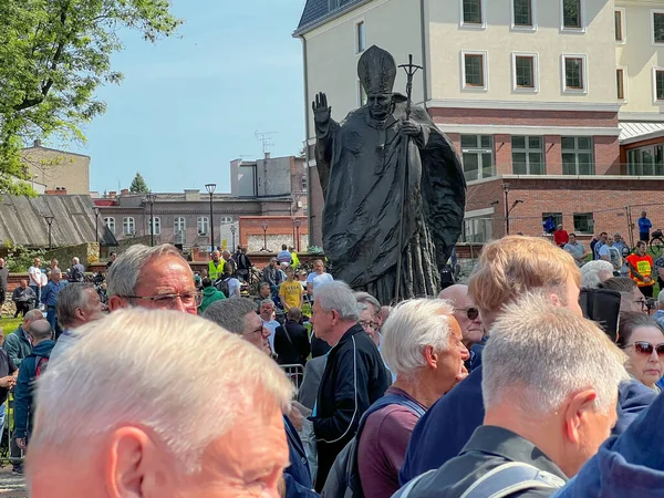 2023年5月28日ポーランド ピエカルスキ 男性と若い男性のマリア ピエカルスカへの巡礼 聖ヨハネ パウロ二世像の周りの男性 — ストック写真