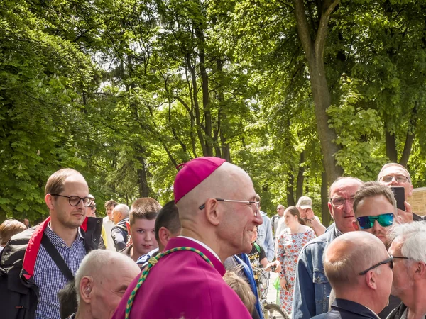 2023年5月28日ポーランド ピエカルスキ 男性と若い男性のマリア ピエカルスカへの巡礼 カトヴィツェ大司教エイドリアン ガルバ祝福と5人の子供たち — ストック写真