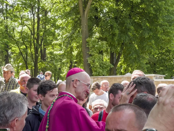 2023年5月28日ポーランド ピエカルスキ 男性と若い男性のマリア ピエカルスカへの巡礼 カトヴィツェ大司教エイドリアン ガルバ祝福と5人の子供たち — ストック写真