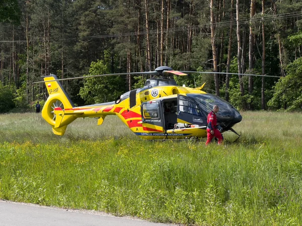 Kalety Polônia Junho 2023 Helicóptero Ambulância Presta Ajuda Uma Pessoa — Fotografia de Stock