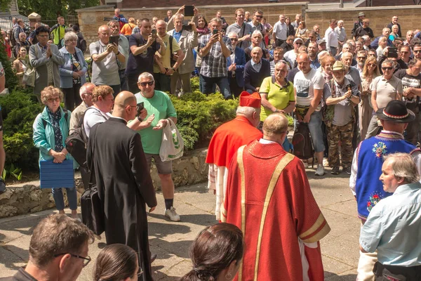 2023年5月28日ポーランド ピエカルスキ 男性と若い男性のマリア ピエカルスカへの巡礼 スタニスワフ ジウィス枢機卿は巡礼者の間を歩く — ストック写真