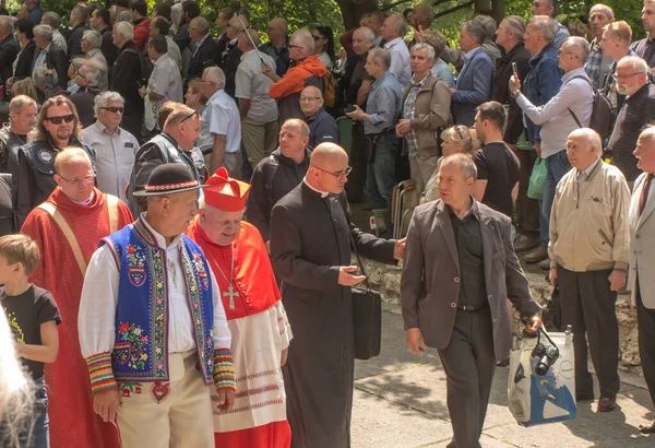 2023年5月28日ポーランド ピエカルスキ 男性と若い男性のマリア ピエカルスカへの巡礼 スタニスワフ ジウィス枢機卿は巡礼者の間を歩く — ストック写真