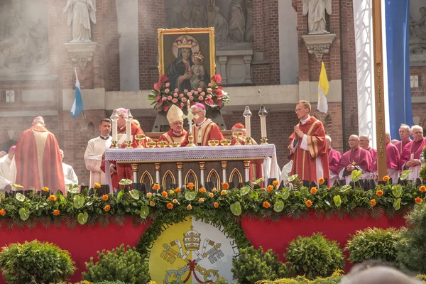 2023年5月28日ポーランド ピエカルスキ 男性と若い男性のマリア ピエカルスカへの巡礼 カルバリー ヒルのミサはカジミェシュ ニッツ枢機卿が主宰し スタニスワフ ジウィズ枢機卿やその他の大司教 司祭によって祝われている — ストック写真
