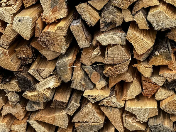 Odun Yığınının Arka Planına Karşı Bir Balta — Stok fotoğraf