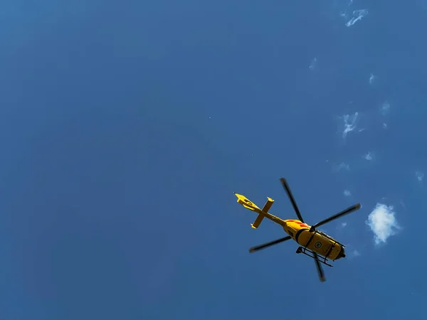 폴란드 2023 구급차 헬리콥터가 곳에서 추락하여 부상당한 사람에게 도움을 — 스톡 사진