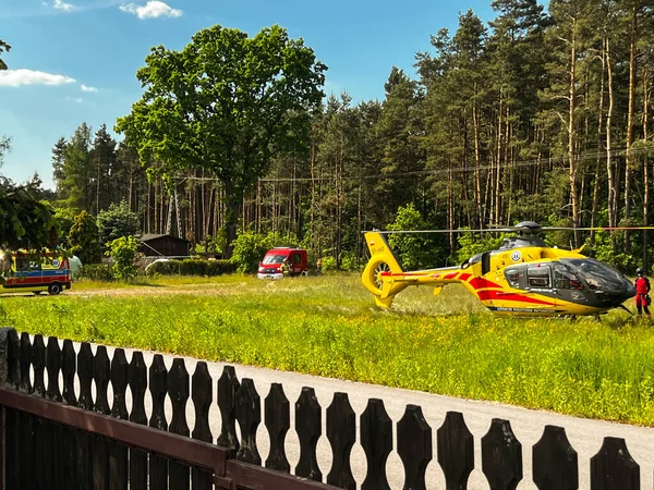 Kalety Πολωνία Ιουνίου 2023 Ένα Ελικόπτερο Ασθενοφόρου Παρέχει Βοήθεια Ένα — Φωτογραφία Αρχείου
