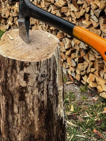 木柴堆在树桩上的斧头 — 图库照片
