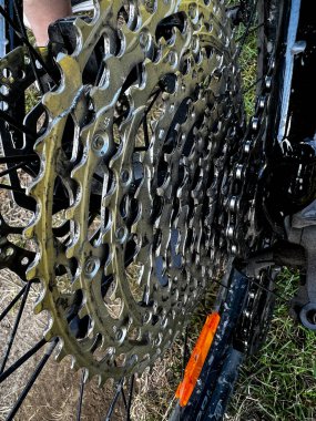 Bisiklet tekerindeki çoklu teçhizatın yakın görüntüsü..