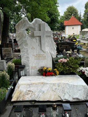 Zbroslawice, Polonya, 1 Temmuz 2023: Profesör Marian Zebala, tanınmış bir Polonyalı kalp cerrahı, organ nakli, Parlamento üyesi, Sağlık Bakanı, Polonya 'nın Zbroslawice kentindeki Meryem' in Varsayımı Kilisesi 'ndeki mezarlıkta.